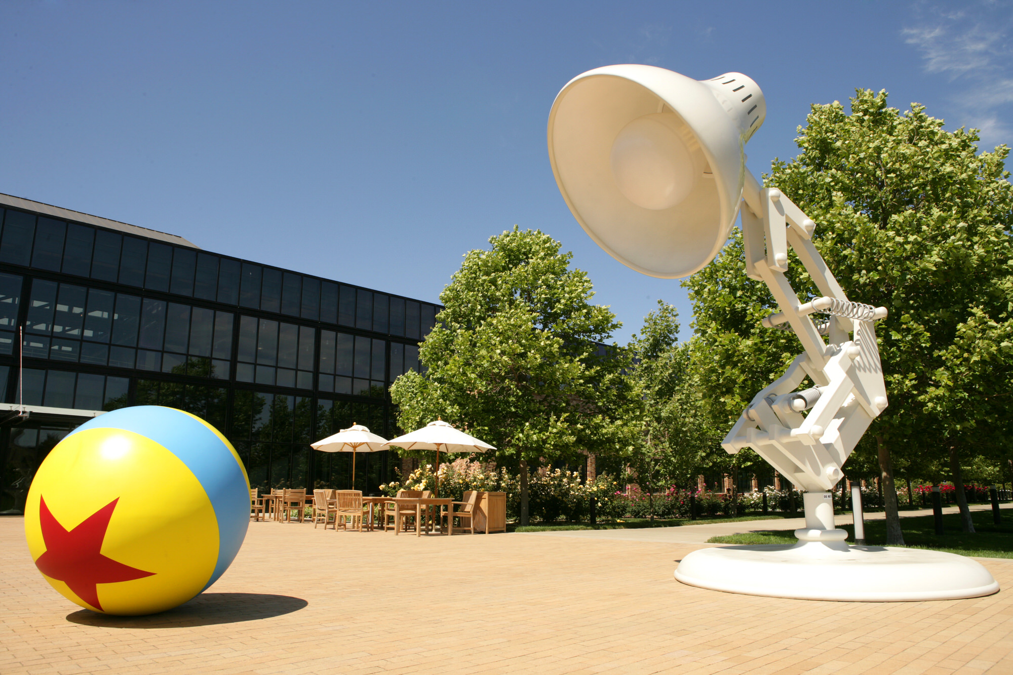 Компания пиксар. Студия Пиксар в США здание. Киностудия Pixar. Pixar animation Studios студия. Офис Pixar США Калифорния.
